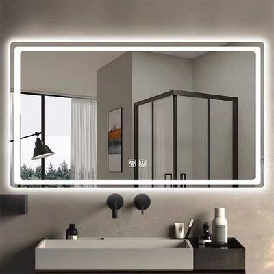 Miroir intelligent moderne avec des lampes à bande LED de haute luminosité éclairées et débrouillées