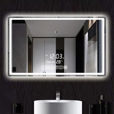 Miroir intelligent moderne avec des lampes à bande LED de haute luminosité éclairées et débrouillées