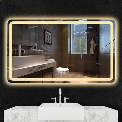 Miroir intelligent moderne avec des lampes à bande LED de haute luminosité éclairées et débrouillées