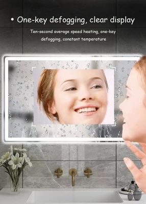 Miroir intelligent moderne avec des lampes à bande LED de haute luminosité éclairées et débrouillées