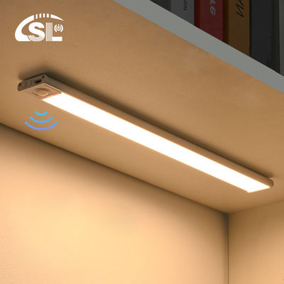 Capteur de mouvement à batterie à l'intérieur sous les lumières de l'armoire 30000 heures de travail