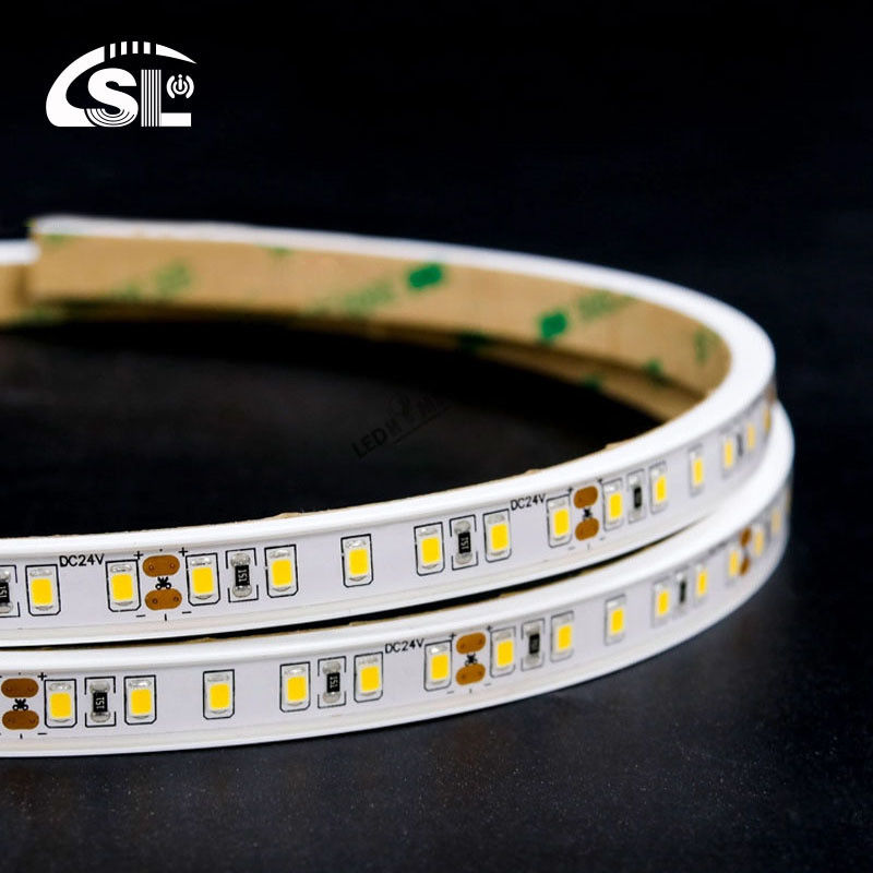 120 LEDs 6500K 8mm imperméable à l'eau IP67 Plaque de découpe sous pression SMD2835 LED Strip Light avec CRI Ra 70